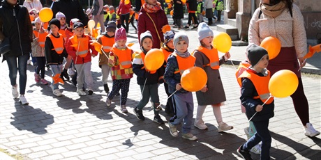 Powiększ grafikę: Przedszkolaki podczas przemarszu ulicami Portu