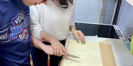 Powiększ grafikę: Uczeń i nauczyciel przygotowują do pieczenia rogaliki z drzemem