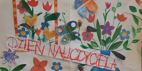 Powiększ grafikę: Praca plastyczna z napisem Dzień nauczyciela - kwiaty różnokolorowe na białym tle zrobione z wycinanek