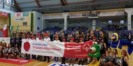 Powiększ grafikę: Zdjęcie grupowe z drużynami Trefla Sopot i Sokoła Łańcut. Towarzyszą nam piękne cheerleaderki z Sopotu i maskotki klubu