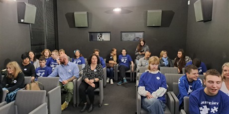 Powiększ grafikę: Uczniowie i nauczyciele w fotelach na sali projekcyjnej CSW ŁaŹnia 2 podczas projekcji filmu "Jesteśmy".