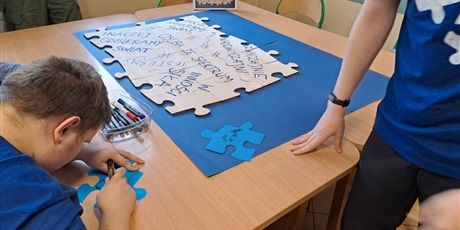 Powiększ grafikę: Uczniowie układją duże drewniane puzzle