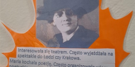 Powiększ grafikę: Zdjęcie Marii Grzegorzewskiej na tle liścia klonowego
