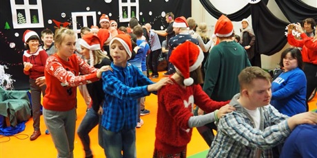 Powiększ grafikę: Uczniowie tańczą w rytm muzyki świątecznej