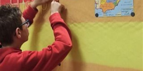 Powiększ grafikę: 6.	uczeń przykleja do tablicy litery napisu Hiszpania. Na tablicy jest już flaga i mapa Hiszpani oraz napis Europa i ja.