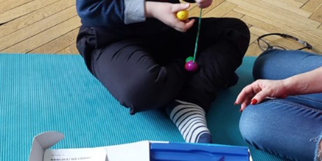 Powiększ grafikę: Uczeń gra w kulki na sznurku