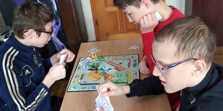 Powiększ grafikę: Uczniowie grają w grę Monopoly