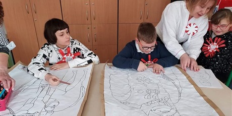 Powiększ grafikę: Uczniowie kolorują postać sławnego Polaka Józefa Piłsudskiego