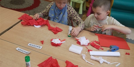 Powiększ grafikę: Przedszkolaki wykonują biało-czerwoną flagę z bibuły