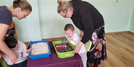 Powiększ grafikę: Chłopcy siedzą przy stoliku I manipulują w masach szukając kluczy do pary