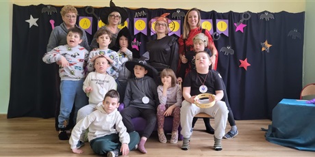 Powiększ grafikę: 6.	Dzieci wraz z paniami pozują do zdjęcia.