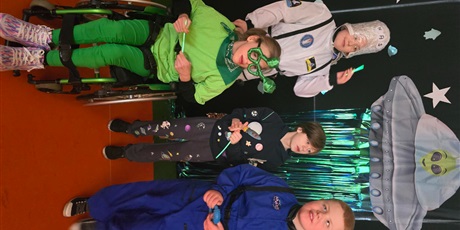 Powiększ grafikę: bal-karnawalowy-nie-z-tej-ziemii-675156.jpg