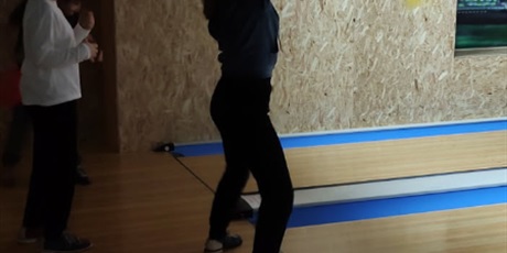 Powiększ grafikę: Rzut kulą po torze do kręgli. Widok z boku