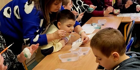 Powiększ grafikę: 6.	Panie z chłopcami siedzą przy stoliku I malują świeczniki.