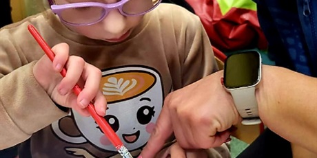 Powiększ grafikę: 4.	Chłopiec z mamą malują świecznik przy stoliku.