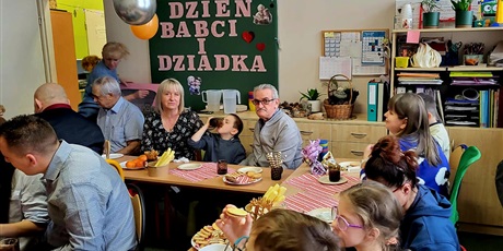 Powiększ grafikę: Zaangażowani Dziadkowie malują z wnukami świeczniki.