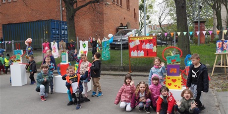 Powiększ grafikę: Dzieci pozują do zdjęcia w otoczeniu prac przestrzennych wychowanków Ośrodka
