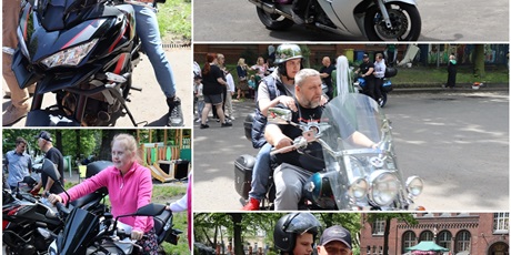 Powiększ grafikę: Dzieci korzystające z przejażdzek na motorach, w tle budynek szkoły