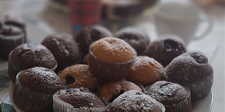 Powiększ grafikę: muffinki na talerzu. Tło zamazane