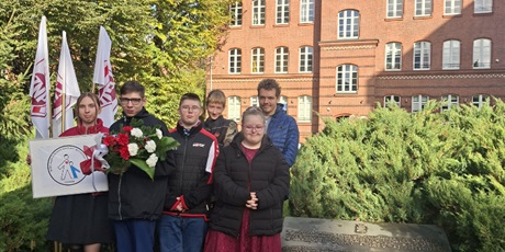 Powiększ grafikę: hold-ofiarom-ii-wojny-swiatowej-717076.jpg