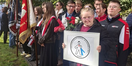 Powiększ grafikę: hold-ofiarom-ii-wojny-swiatowej-717077.jpg