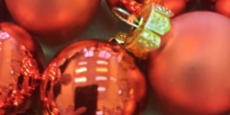 Powiększ grafikę: bombki w kolorze czerwonym na rozmytym tle