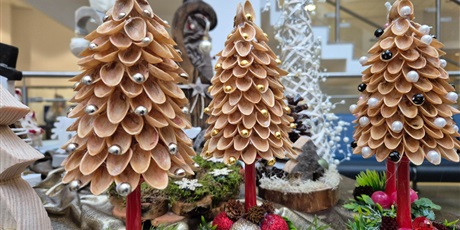 Powiększ grafikę: trzy choinki wykonane z łupin orzechów pistacjowych ozdobione koralikami i cekinami.