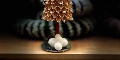 Powiększ grafikę: mała choinka wykonana z łupin orzechów pistacjowych ozdobiona koralikami perłowymi.