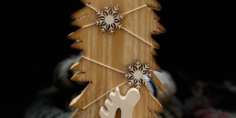 Powiększ grafikę: drewniana choinka z gipsowym reniferem.