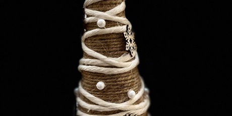 Powiększ grafikę: Chinka owinięta białym i brązowym sznurkiem, przeplatana kulkami w kolorze białym