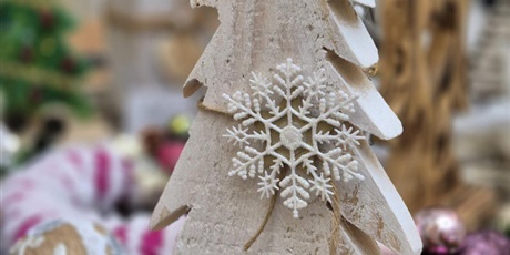 Powiększ grafikę: Drewniana choinka pomalowana na biało ozdobiona gwiazdką również w białym kolorze.