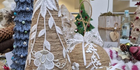 Powiększ grafikę: . Choinka  wykonana z naturalnego sznurka ozdobiona małymi, drewnianymi gwiazdkami i perłowymi koralikami.