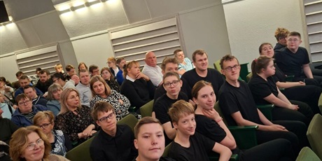Powiększ grafikę: Widok na widownię, w tle białe ściany