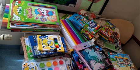 Powiększ grafikę: przybory szkolne, kredki, mazaki itd, które zostały przekazane fundacji.