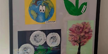Powiększ grafikę: 2.	Rama z pracami wychowanków przedszkola oraz przybory szkolne. 