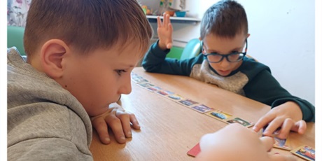 Powiększ grafikę: Kolaż kilku zdjęć z wieloma postaciami, elementami, różnorodnym tłem i kolorami.