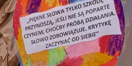 Powiększ grafikę: Zdjęcie Marii Grzegorzewskiej na tle liścia klonowego 2