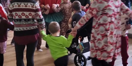 Powiększ grafikę: Przedszkolaki tańczą trzymając się za ręce.