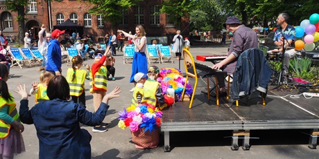 Powiększ grafikę: Występ Agaty Świętoń na scenie, w tle balony i ozdoby imprezowe