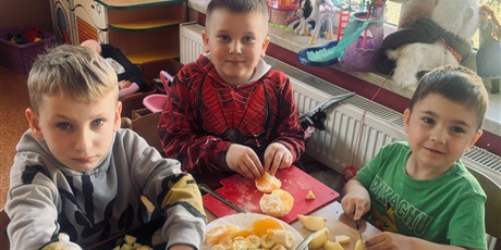 Powiększ grafikę: 10.	Chłopcy uśmiechają się do do zdjęcia.