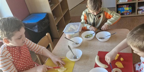 Powiększ grafikę: 4.	Chłopcy siedzą przy stoliku I kroją owoce