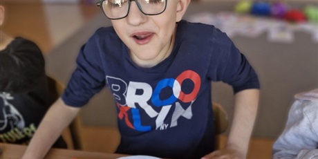 Powiększ grafikę: 9.	Chłopiec pozuje do zdjęcia.