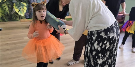 Powiększ grafikę: Wychowanka pasowana przez panią dyrektor dużym ołówkiem. W tle wystrój i inne dzieci.