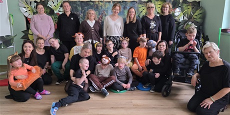 Powiększ grafikę: Zdjęcie zbiorowe przedszkolaków i nauczycieli. W tle dekoracja na pasowanie.