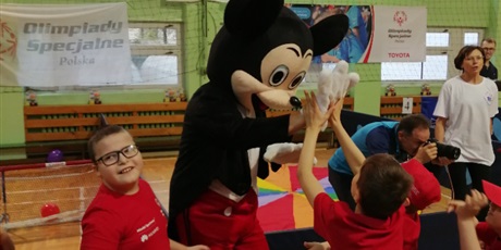 Powiększ grafikę: Adaś i Seweryn witają się z myszką Miki.