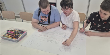 „Poza nawierzchnią”.