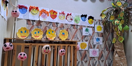 Powiększ grafikę: Zdjęcie przedstawia własnoręcznie wykonane poduszki emotki. 