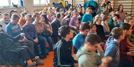 Powiększ grafikę: widownia: siedzą dzieci i oglądają przedstawienie.