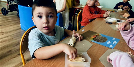 Powiększ grafikę: 6.	Chłopiec siedzi przy stole I robi jeżyka z masy solnej.