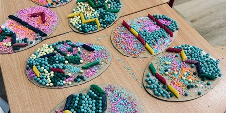 Powiększ grafikę: 3.	Na stole leżą zrobione piękne kolorowe prace.